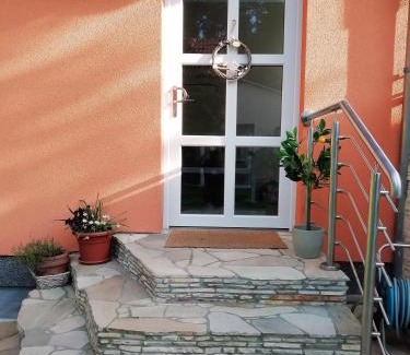 Cottbus Apartment | Ferienwohnung Am Waldesrand - Garten, Terrasse, Grill, Luftkühler, Massagesessel, Kinderspielecke, Spielekonsole
