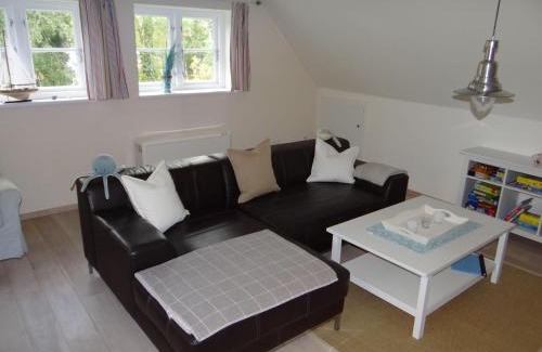 Welt Apartment | Ferienwohnung-DG-im-Reetdachhaus-im-Ort-Welt