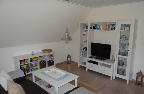 Welt Apartment | Ferienwohnung-DG-im-Reetdachhaus-im-Ort-Welt