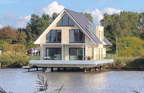 Harlesiel Apartment | Ferienwohnung Direkt auf dem Wasser mit Traumhaftem Blick auf den Yachthafen