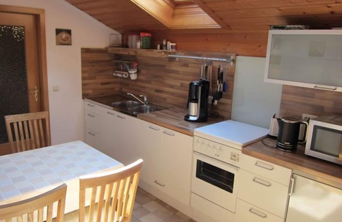Hausmoning Apartment | Ferienwohnung für 1-4 Personen, Wohnzimmer mit Schlafcouch, Küche, Schlafzimmer, Dusche/WC, Balkon