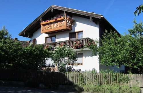 Hausmoning Apartment | Ferienwohnung für 1-4 Personen, Wohnzimmer mit Schlafcouch, Küche, Schlafzimmer, Dusche/WC, Balkon