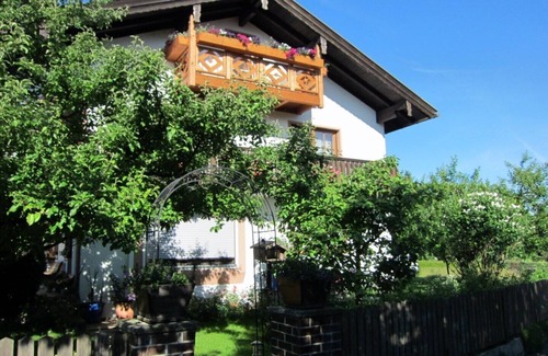 Hausmoning Apartment | Ferienwohnung für 1-4 Personen, Wohnzimmer mit Schlafcouch, Küche, Schlafzimmer, Dusche/WC, Balkon