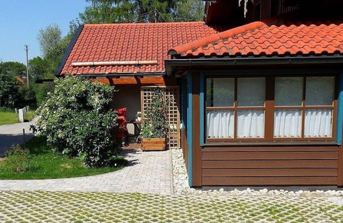 Frasdorf Apartment | Ferienwohnung für 2 Personen, 32 qm, ebenerdig, Wohn/Schlafraum kombiniert, TV, W-Lan, Terrasse, Gartenmöbel