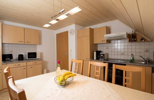 Moosbach Apartment | Ferienwohnung für 5 Personen mit Balkon