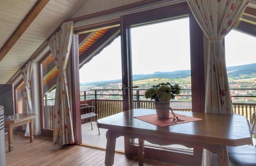 Fladungen Apartment | Ferienwohnung für bis zu Drei Personen mit Kachelofen und Balkon