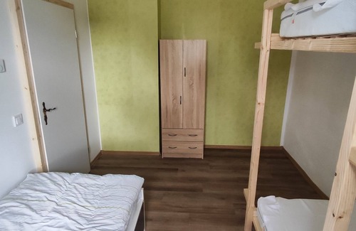 Lauchhammer Apartment | Ferienwohnung für Familien, Urlauber & Monteure bis max 7 Personen & Haustiere