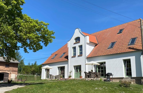 Kenz-Kustrow Apartment | Ferienwohnung Feldhase - Gutshaus Kranichflug