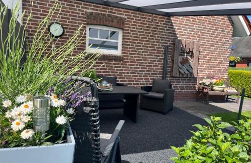 Wiesmoor Apartment | Ferienwohnung Haus Moorblick mit Garten in Kanallage