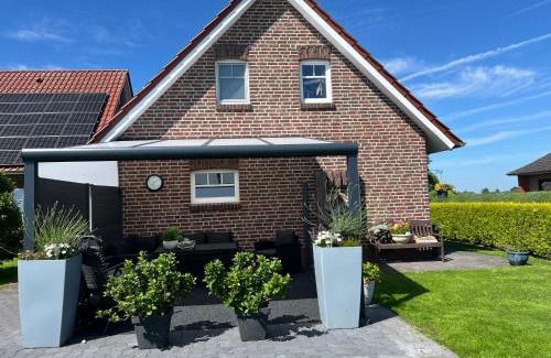 Wiesmoor Apartment | Ferienwohnung Haus Moorblick mit Garten in Kanallage