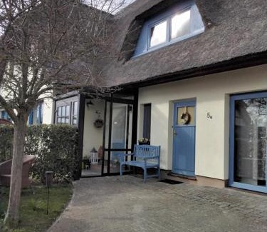 Ostseebad Wustrow Apartment | Ferienwohnung im Rohrdachhaus