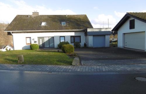 Hesborn Apartment | Ferienwohnung im Sauerland Hillside