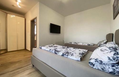 Wackersdorf Apartment | Ferienwohnung in Heselbach mit Grill, Whirlpool und Garten
