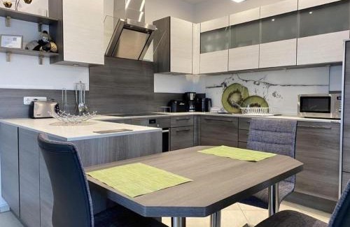 Wackersdorf Apartment | Ferienwohnung in Heselbach mit Grill, Whirlpool und Garten