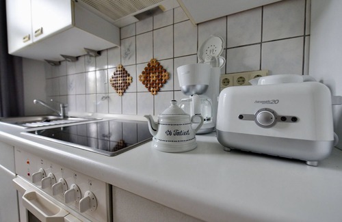 Toenning Apartment | Ferienwohnung Jakob, mit Garten, Terrasse und Strandkorb