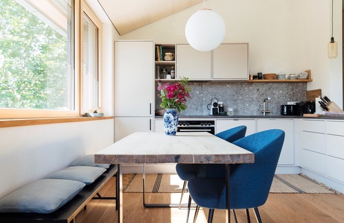 Chieming Apartment | Ferienwohnung KATHI - 1-4 Personen, 2 separate Schlafzimmer, 84 qm, überdachte Loggia, 1.OG
