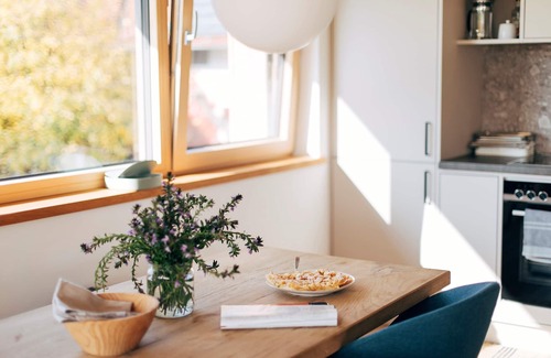 Chieming Apartment | Ferienwohnung KATHI - 1-4 Personen, 2 separate Schlafzimmer, 84 qm, überdachte Loggia, 1.OG