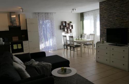 Uettingen Apartment | Ferienwohnung Kirchberg Uettingen