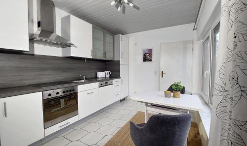 Mainz-Bingen Apartment | Ferienwohnung Märchenhain mit 2 Bädern und Rheinblick