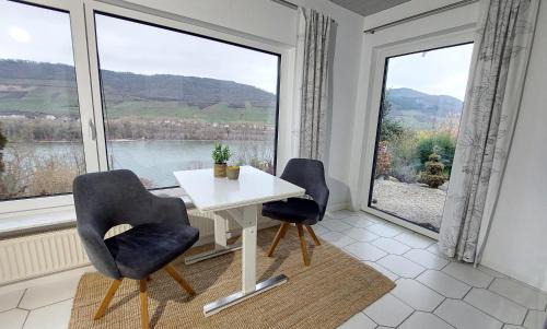 Mainz-Bingen Apartment | Ferienwohnung Märchenhain mit 2 Bädern und Rheinblick