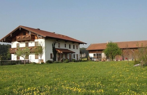 Chieming Apartment | Ferienwohnung "Marienkäfer" mit 2 Schlafzimmer und Balkon