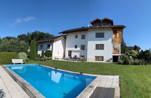 Windorf Apartment | Ferienwohnung mit Balkon, Terrasse und beheiztem Pool im Garten