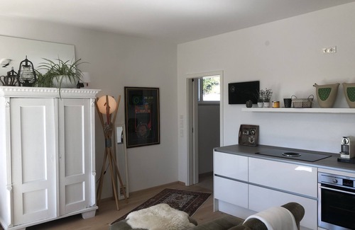 Riedenburg Apartment | Ferienwohnung mit Holzterrasse und ebenerdiger Dusche für zwei Personen