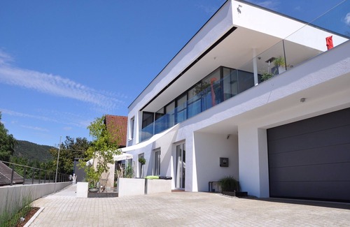 Riedenburg Apartment | Ferienwohnung mit Holzterrasse und ebenerdiger Dusche für zwei Personen