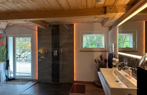 Gremersdorf Apartment | Ferienwohnung mit Luxusbad, Terrasse Ostseenähe