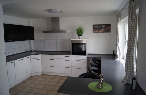 Thornich Apartment | Ferienwohnung mit Panoramablick Inmitten von Weinbergen. Haustierfreundlich