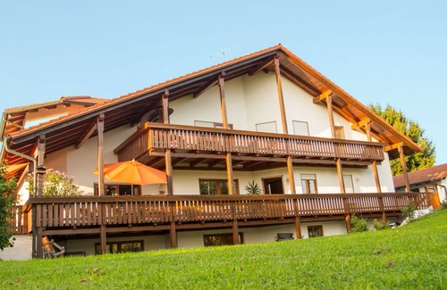 Aidenbach Apartment | Ferienwohnung mit schönem, großen Erkerzimmer mit Zugang zum Balkon
