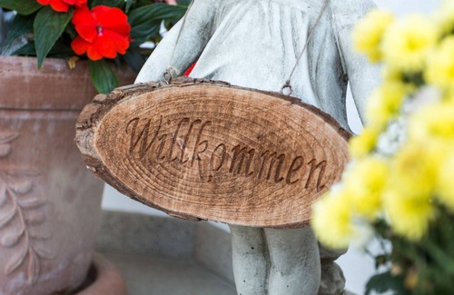 Aidenbach Apartment | Ferienwohnung mit schönem, großen Erkerzimmer mit Zugang zum Balkon