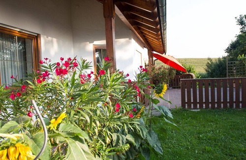 Aidenbach Apartment | Ferienwohnung mit schönem, großen Erkerzimmer mit Zugang zum Balkon