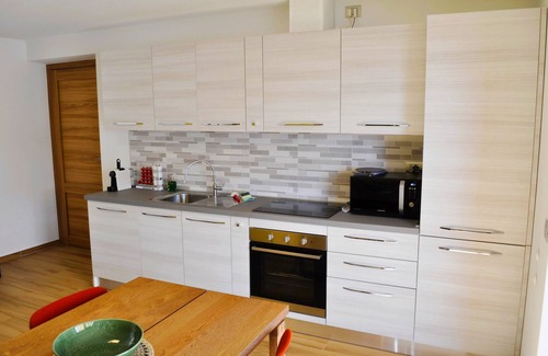 Stazzona Apartment | Ferienwohnung mit Terrasse mit Seeblick, Bbq, Garten, Wlan, TV Sat. Parkplatz