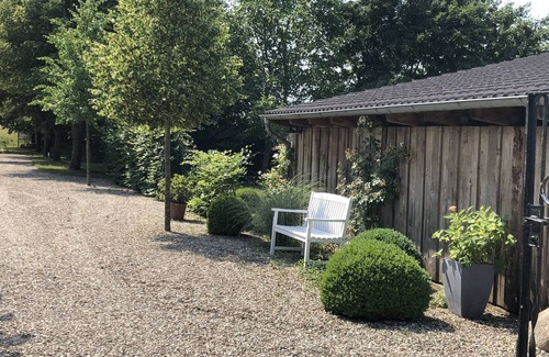 Bosau Apartment | Ferienwohnung mit Weitläufigen, Parkähnlichen Garten, Pavillon und Bouleplatz