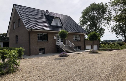 Bosau Apartment | Ferienwohnung mit Weitläufigen, Parkähnlichen Garten, Pavillon und Bouleplatz