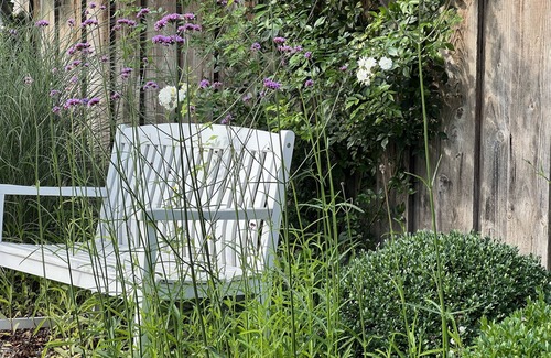 Bosau Apartment | Ferienwohnung mit Weitläufigen, Parkähnlichen Garten, Pavillon und Bouleplatz