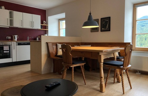 Anzenbach Apartment | Ferienwohnung Oma Rosa mit Traumblick und Zentrumsnähe