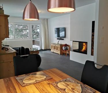 Pontresina Apartment | Ferienwohnung Pontresina - Chesa Andrea - Gartensitzplatz