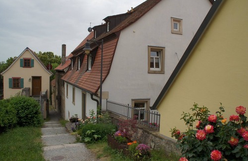 Dettelbach Apartment | Ferienwohnung qm) mit Kombiniertem Schlaf-wohnbereich und Küchenzeile