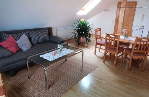Wilhelmsdorf Apartment | Ferienwohnung Riedblick, 60 qm mit 1 Schlafraum und 1 Wohn-/Schlafraum für max. 4 Personen