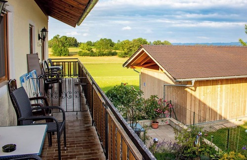 Kirchanschoring Apartment | Ferienwohnung Staufen, 50 qm, 2 Schlafzimmer, 4 Personen, Nichtraucher, Balkon mit Bergblick, Obergeschoß