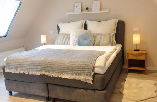 Suesel Apartment | Ferienwohnung Schlafgemach - Gemütlicher Urlaub zwischen Ostsee und Holsteinische Schweiz - Boxspringbett & Wallbox