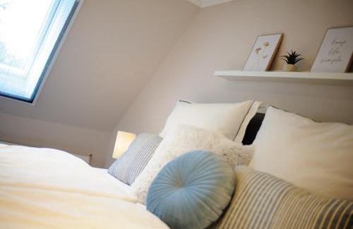 Suesel Apartment | Ferienwohnung Schlafgemach - Gemütlicher Urlaub zwischen Ostsee und Holsteinische Schweiz - Boxspringbett & Wallbox