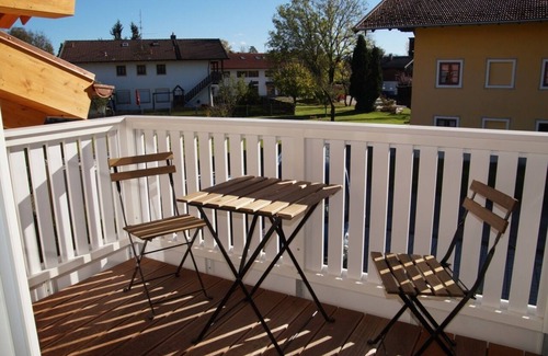 Chieming Apartment | Ferienwohnung Seeblick, 1-4 Pers., 1 Sep. Schlafzimmer, Südbalkon