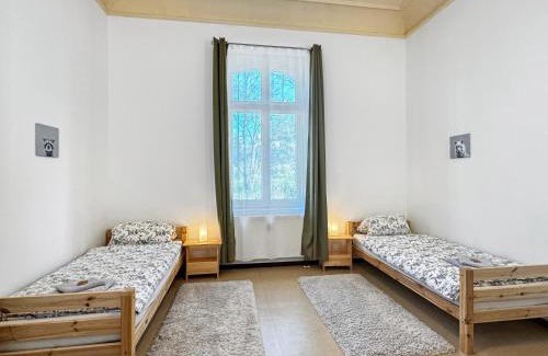 Herzberg Apartment | Ferienwohnung Villa Nieske - Jugendstil Denkmal, free WLAN & Parken, Self Check-In, Smart-TV
