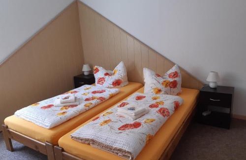 Aue Apartment | Ferienwohnung Weiß