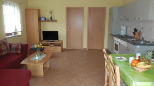 Neuendorf Apartment | Ferienwohnung Zeesenboot mit möblierter Terrasse