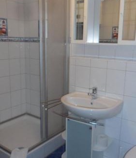 Neuendorf Apartment | Ferienwohnung Zeesenboot mit möblierter Terrasse