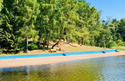 Sangerhausen House | Ferienwohnungen & Campingfässer am Kunstteich